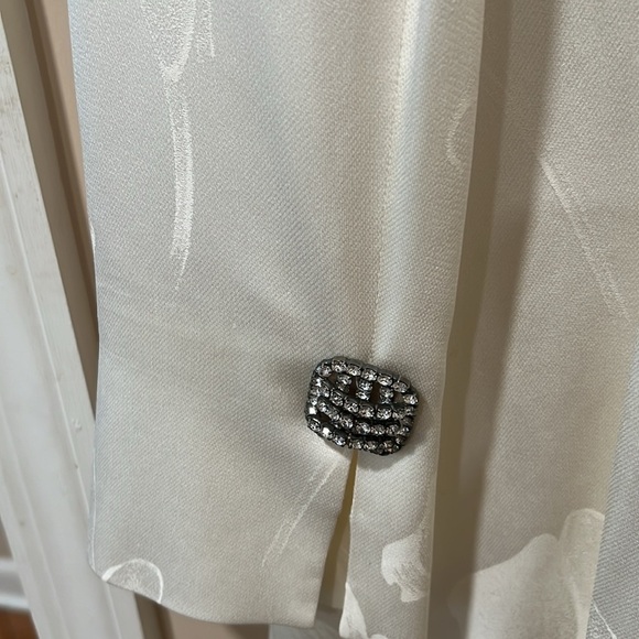 Travilla white silk leaf pattern blazer with rhinestone buttons - Picture 6 of 6